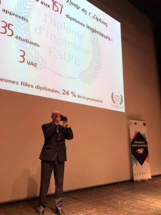 Luc photographie les diplômés
